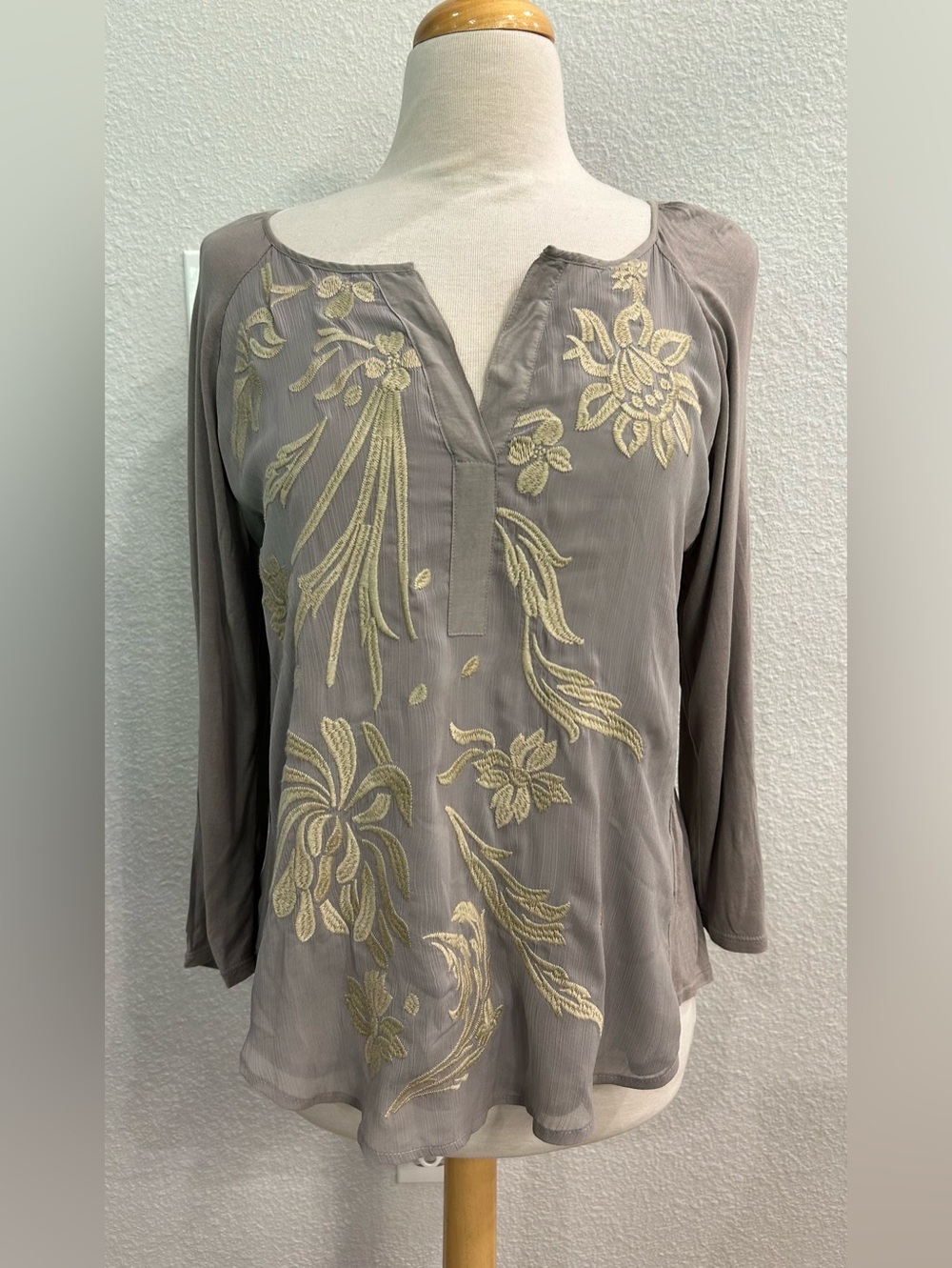 Tiny | Anthropologie floral embroidered taupe gray pop over top large